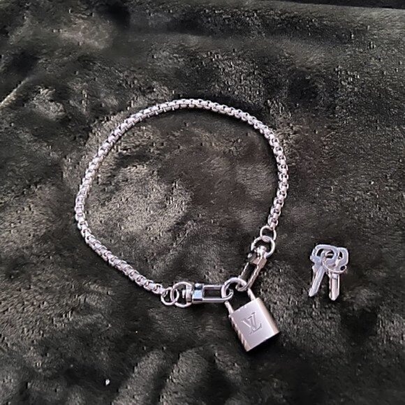 New LV Louis Vuitton Silver-Toned Lock on a 16" Box Link Chain Choker Necklace - Picture 2 of 4